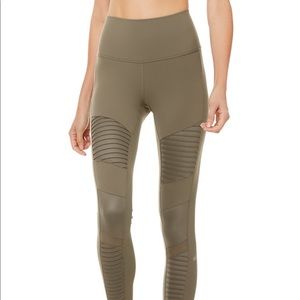 Alo Yoga High-Waist Moro Legging in Olive Branch